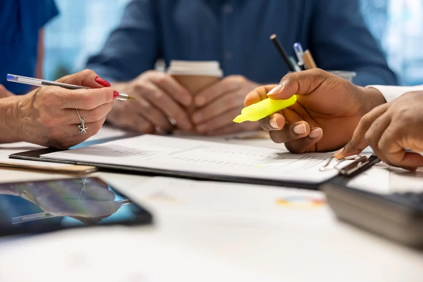 Финансовый советник-эксперт выделяет условия в договоре пенсионного плана.