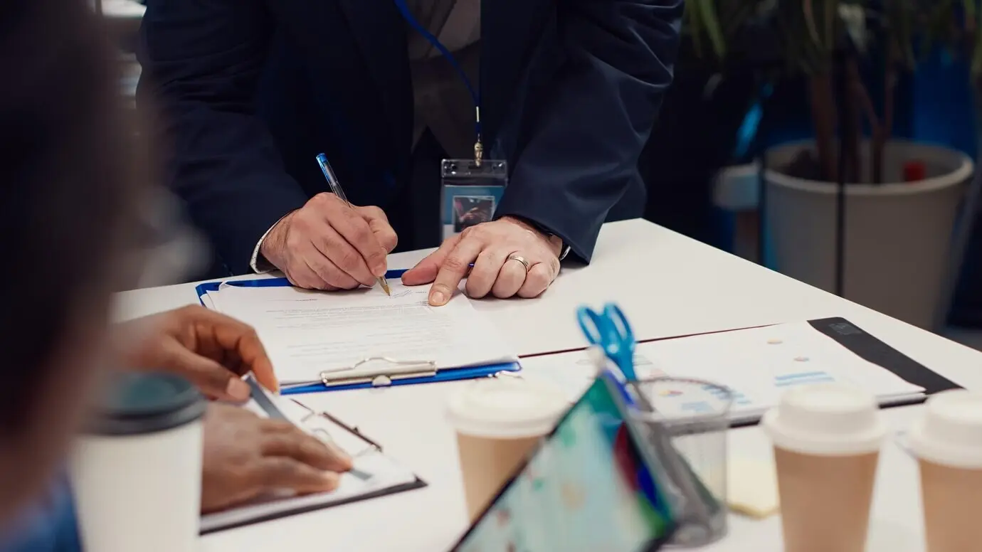 Предприниматели подписывают новый контракт о партнерстве между своими фирмами.